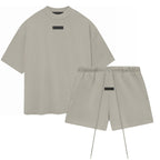 ESSENTIALS SS24 Gris Verde — Camiseta y Pantalones Cortos