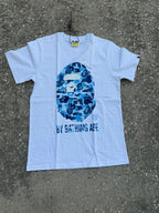 Camiseta de simio blanco con camuflaje azul
