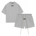 ESSENTIALS SS24 Gris — Camiseta y pantalones cortos