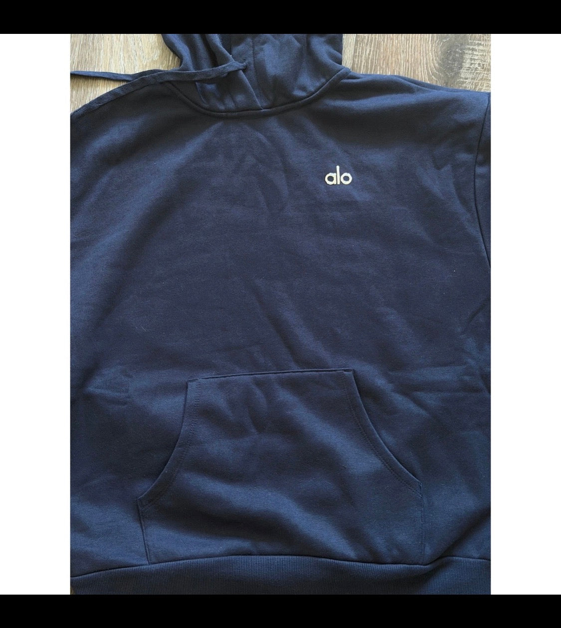 ALO Accolade hoodie — Navy — logo detail